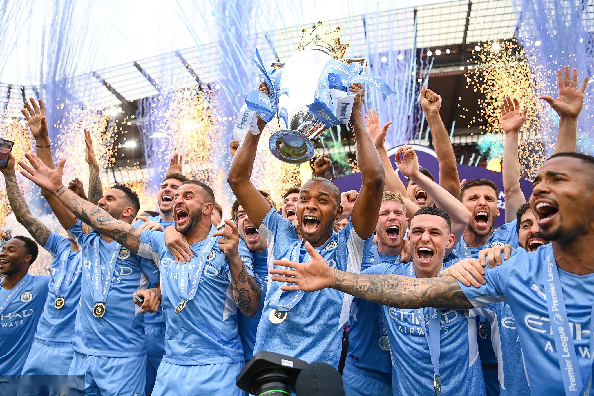 粉丝们争相 粉丝们争相